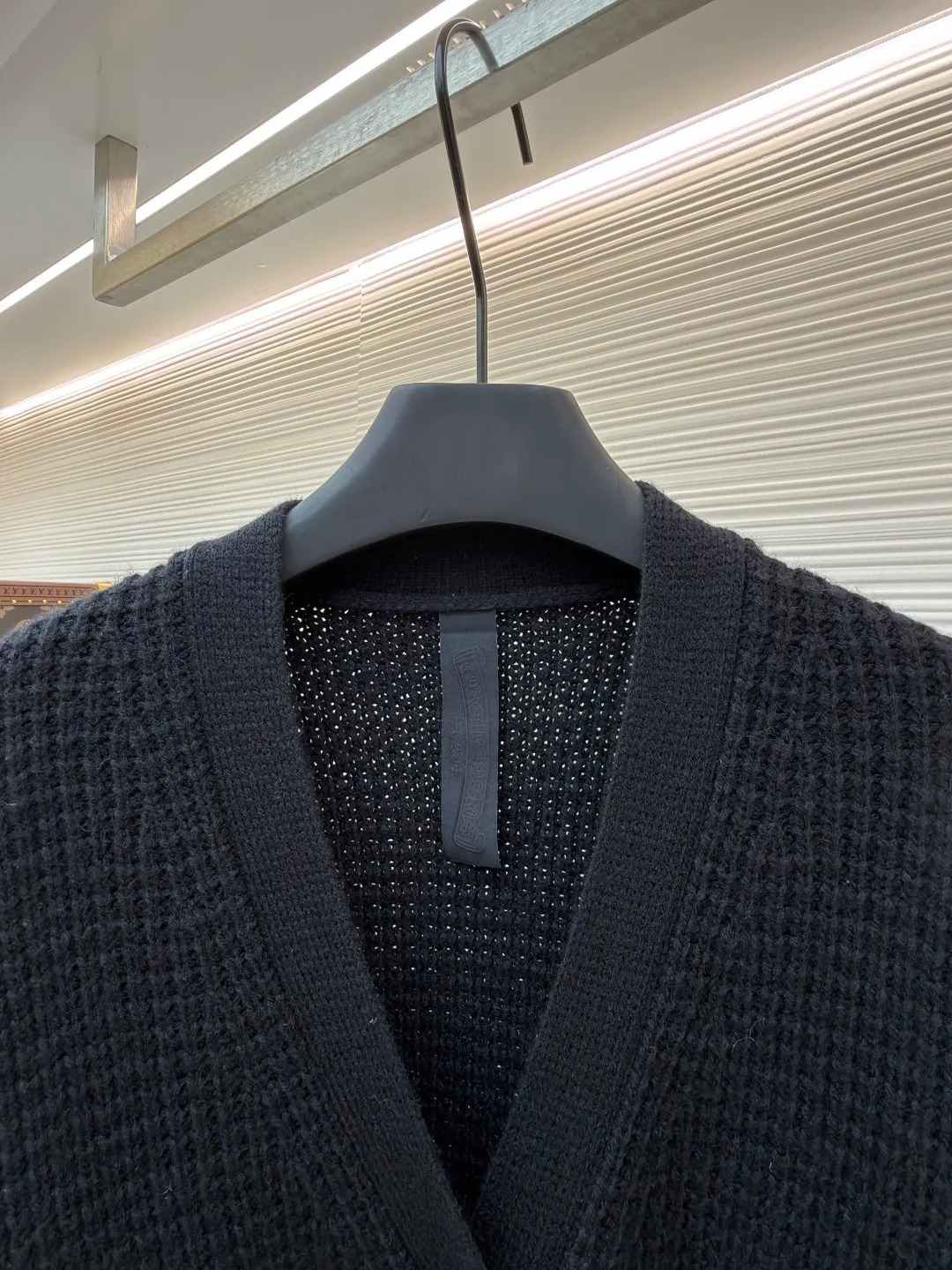 Chrome Hearts waffle cashmere cardigan ●Item number: 1682054-B85 ●Fabric: cashmere fabric ●Technology: hand-sealed label making ●Color: black ●Version: loose fit ●Weight: about 760 grams ●Size: S-M-L ●Description: Purchased from the original button counter for 52,000. The custom-spun yarn is made of 55% cashmere + 20% wool + 20% special nylon + 5% anti-pilling acrylic blended material. Customized placket and lining placket protein leather. Customized double-layer cross leather label. Customized mold opening accessories silver ornaments. With air cooler shaping + pure hand sealing label. Sewing buttons. Same style for men and women. The workmanship details are very good. The overall wiring is straight and delicate, the fabric is comfortable and soft, and the color is consistent without color difference. It can be matched with the same style to create a fashionable look and control various occasions. Customized accessories, complete with three standards, same style for men and women!
